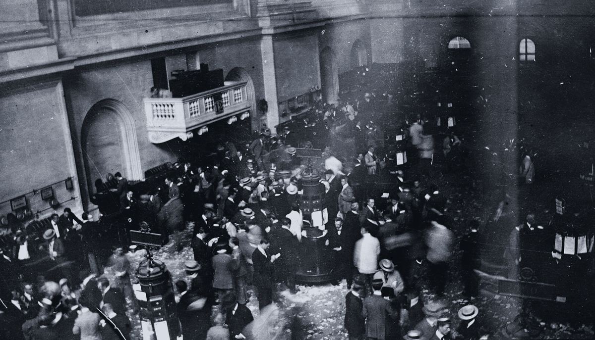 1907 年从高处看到的纽约证券交易所拥挤的交易大厅。